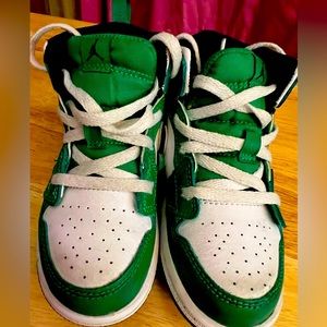 Jordan kids green and white Mid